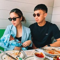 Pertama kali mengajak sang anak makan di luar, keluarga kecil Nikita tampak begitu kompak. Tak sedikit netizen yang bahkan sampai menyebut Nikita Willy dan Indra Priawan sebagai couple goals. Foto: Instagram