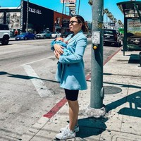 Sambil menggendong sang anak, Nikita Willy tampak stylish mengenakan blazer berwarna biru muda yang dipadukan dengan dalaman dress hitam. Untuk menyempurnakan penampilannya, Nikita mengenakan sneakers putih dan sebuah kaca mata hitam. Foto: Instagram