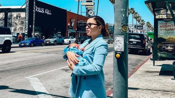 8 Gaya Stylish Nikita Willy Ajak Baby Izz Keluar Rumah, Dijuluki Hot Mama