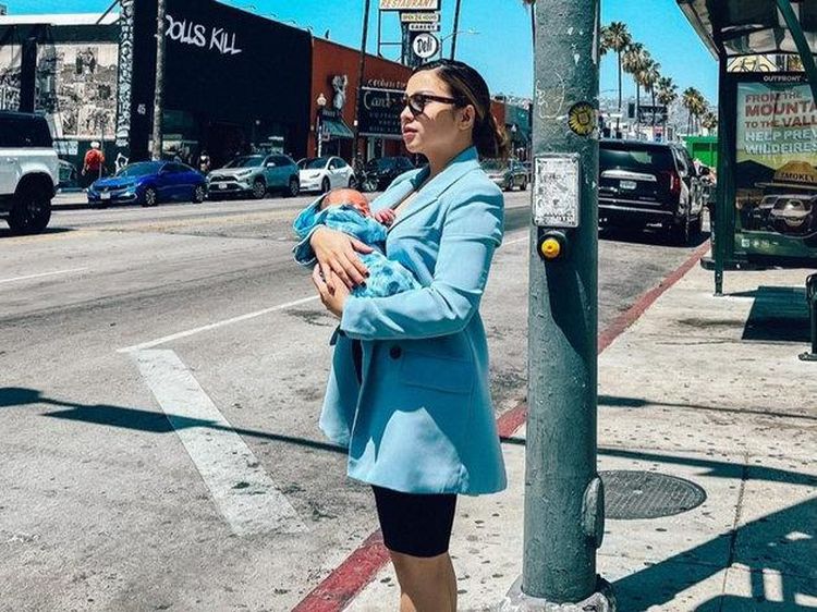 8 Gaya Stylish Nikita Willy Ajak Baby Izz Keluar Rumah, Dijuluki Hot Mama
