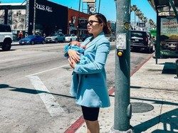 8 Gaya Stylish Nikita Willy Ajak Baby Izz Keluar Rumah, Dijuluki Hot Mama