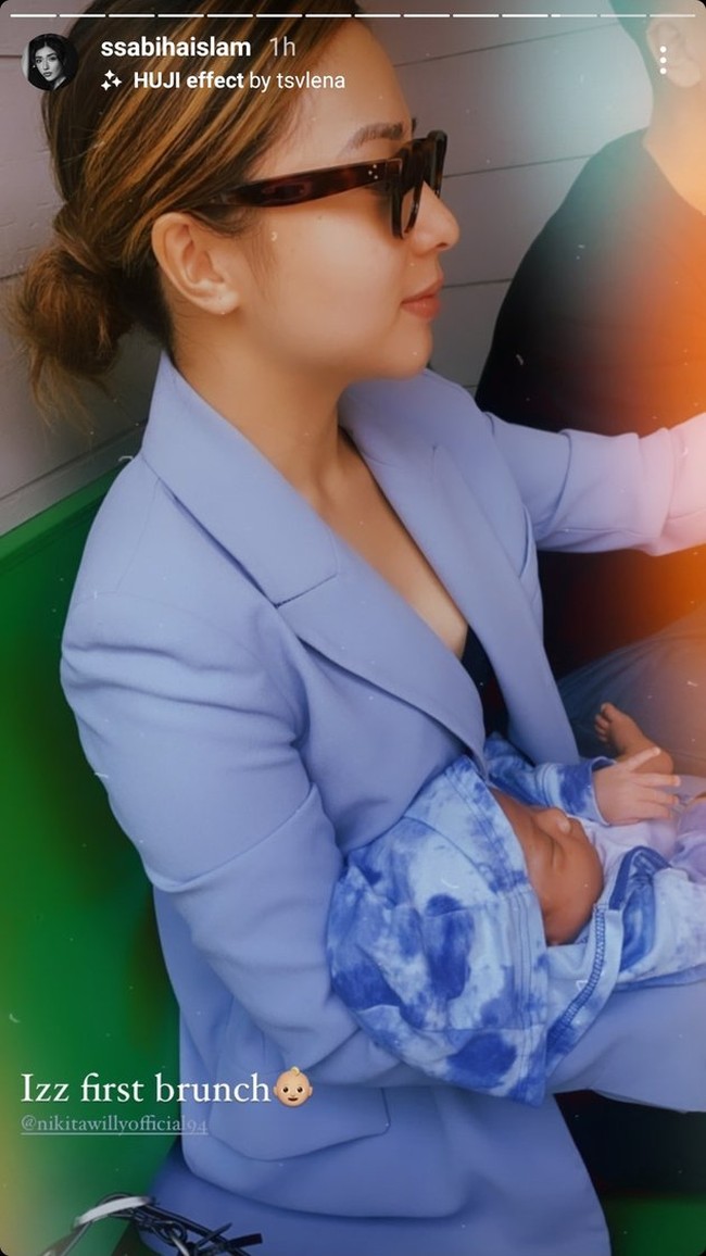 Penampilan baby Izz pun tak kalah stylish dan menggemaskan. Putra pertama Nikita Willy dan Indra Priawan itu tampil mengenakan pakaian berwarna senada dengan sang bunda. Foto: Instagram