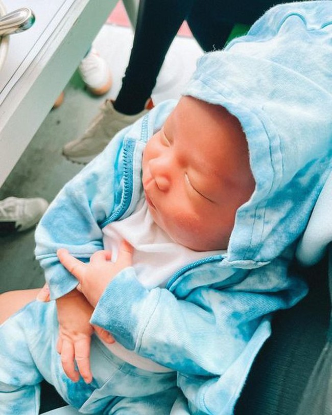 Kini menetap di Amerika Serikat, begini penampilan baby Izz saat perdana diajak makan ke luar oleh orangtuanya. Tampak masih tertidur, wajahnya terlihat begitu menggemaskan. Foto: Instagram