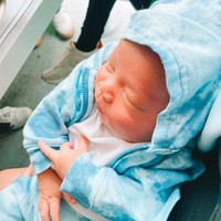 Kini menetap di Amerika Serikat, begini penampilan baby Izz saat perdana diajak makan ke luar oleh orangtuanya. Tampak masih tertidur, wajahnya terlihat begitu menggemaskan. Foto: Instagram