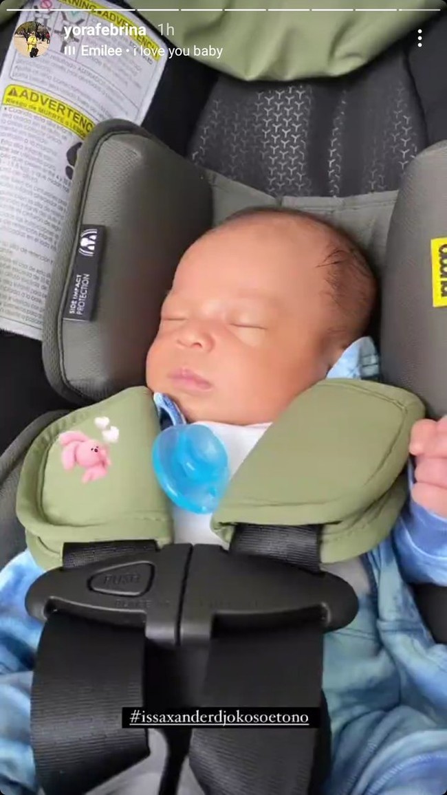 Duduk di kursi bayi selama perjalanan menuju ke restoran, baby Izz tampak terlelap. Kalau dilihat-lihat, wajah baby Izz lebih mirip siapa nih, Nikita Willy atau Indra Priawan? Foto: Instagram