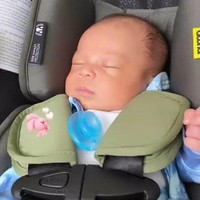 Duduk di kursi bayi selama perjalanan menuju ke restoran, baby Izz tampak terlelap. Kalau dilihat-lihat, wajah baby Izz lebih mirip siapa nih, Nikita Willy atau Indra Priawan? Foto: Instagram