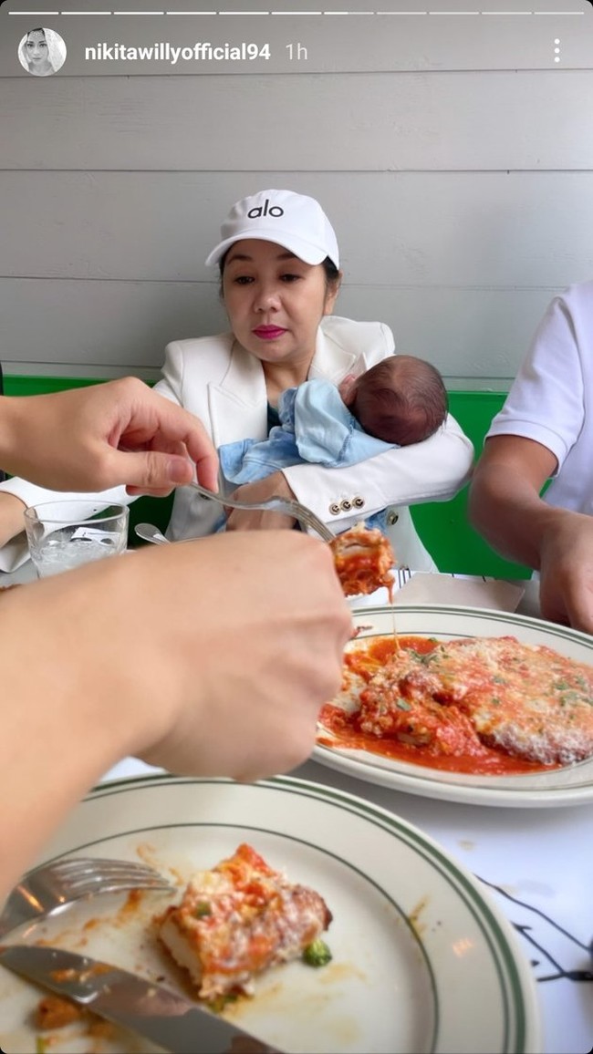 Tak menggunakan jasa baby sitter, Nikita Willy tampak bergantian menjaga baby Izz bersama suami dan keluarganya. Dengan demikian, Nikita tetap bisa menikmati momen makan bersama keluarganya. Foto: Instagram