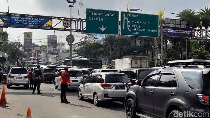One Way arah Puncak pada Jumat (6/5/2022)
