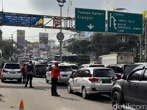 Lalin Padat, Polisi Berlakukan One Way Arah Puncak Pagi Ini