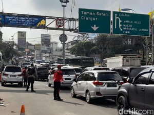 Lalin Padat, Polisi Berlakukan One Way Arah Puncak Pagi Ini