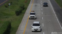 Kondisi lalu lintas di lokasi tampak lancar. Kendaraan pun terpantau bisa melaju dengan kecepatan relatif tinggi.