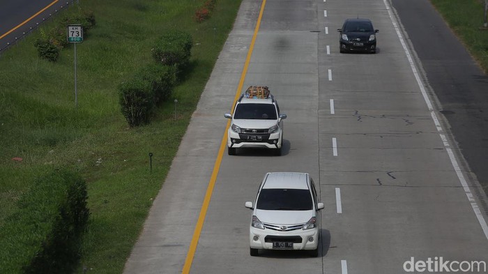 Pengendara melintasi tol Km 73 Cikampek, Jawa Barat, Jumat (6/5/2022). Rekayasa one way dari Km 414 GT Kalikangkung hingga Km 47 Tol Cikampek mulai diberlakukan pukul 14.00 WIB. Hingga saat ini arus kendaraan terpantau ramai lancar.