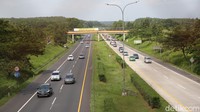 Pengendara melintasi Km 73 tol Cikampek, Jawa Barat, Jumat (6/5/2022).
