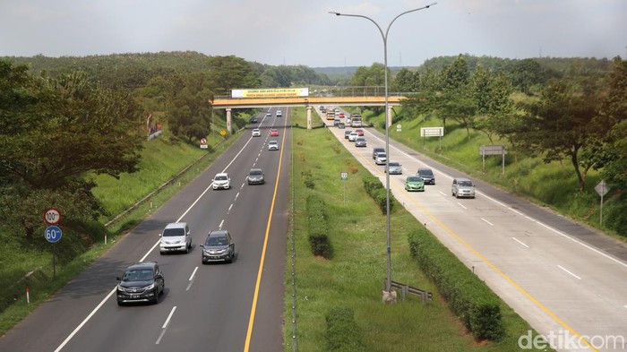 Pengendara melintasi tol Km 73 Cikampek, Jawa Barat, Jumat (6/5/2022). Rekayasa one way dari Km 414 GT Kalikangkung hingga Km 47 Tol Cikampek mulai diberlakukan pukul 14.00 WIB. Hingga saat ini arus kendaraan terpantau ramai lancar.