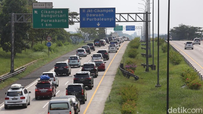 Pengendara melintasi tol Km 73 Cikampek, Jawa Barat, Jumat (6/5/2022). Rekayasa one way dari Km 414 GT Kalikangkung hingga Km 47 Tol Cikampek mulai diberlakukan pukul 14.00 WIB. Hingga saat ini arus kendaraan terpantau ramai lancar.