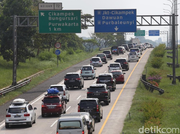 Pengendara melintasi tol Km 73 Cikampek, Jawa Barat, Jumat (6/5/2022). Rekayasa one way dari Km 414 GT Kalikangkung hingga Km 47 Tol Cikampek mulai diberlakukan pukul 14.00 WIB. Hingga saat ini arus kendaraan terpantau ramai lancar.