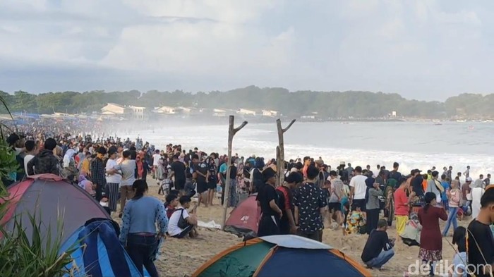 Pantai Garut diserbu wisatawan di momen libur Lebaran.
