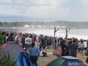 Perjuangan Wisatawan Rela Macet-macetan Demi Nikmati Indahnya Pantai Garut