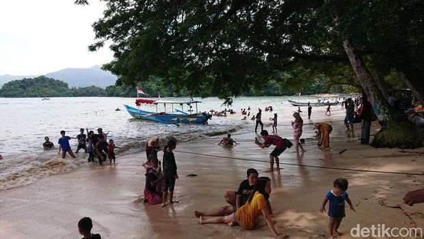 Pada H+3 lebaran, sejumlah destinasi wisata di Trenggalek diserbu pengunjung. Salah satunya Pantai Pasir Putih Karanggongso di Kecamatan Watulimo.