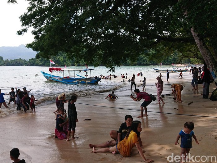 Pada H+3 lebaran, sejumlah destinasi wisata di Trenggalek diserbu pengunjung. Salah satunya Pantai Pasir Putih Karanggongso di Kecamatan Watulimo.