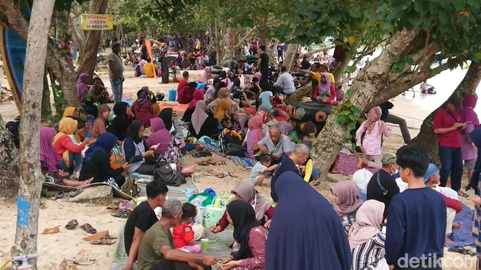 Pada H+3 lebaran, sejumlah destinasi wisata di Trenggalek diserbu pengunjung. Salah satunya Pantai Pasir Putih Karanggongso di Kecamatan Watulimo.