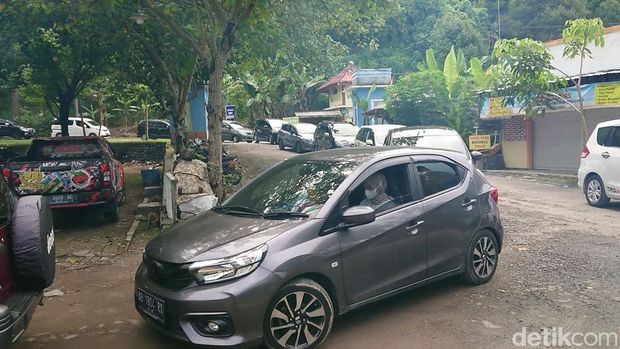 Pada H+3 lebaran, sejumlah destinasi wisata di Trenggalek diserbu pengunjung. Salah satunya Pantai Pasir Putih Karanggongso di Kecamatan Watulimo.