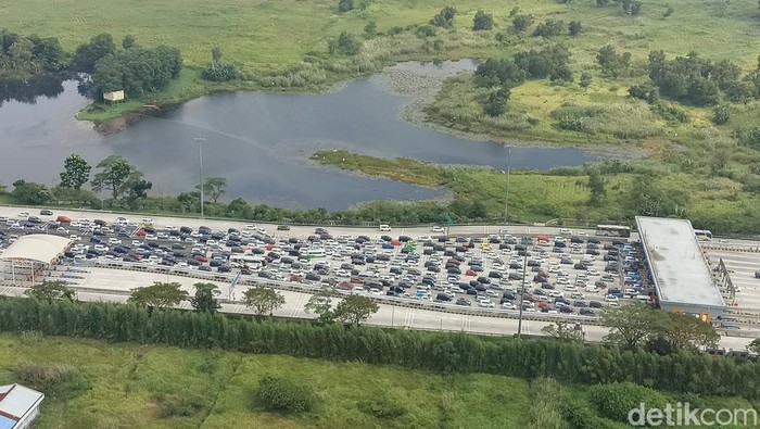 Pantauan dari udara di gerbang Tol Cikampek Utama (Cikatama) siang ini usai one way ke arah Jakarta dimulai (Wildan/detikcom)