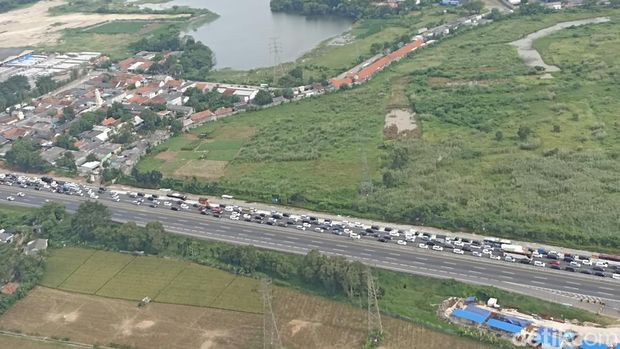 Pantauan dari udara di Tol Cikampek Km 52 siang ini usai one way ke arah Jakarta dimulai (Wildan/detikcom)