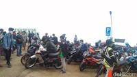 Terasering Panyaweuyan yang biasa di media sosial menyuguhkan hamparan tanaman bawang yang hijau dan membentang. Kini objek wisata tersebut dihiasi dengan berbagai macam tanaman jenis sayur-sayuran (Foto: Erick Disy Darmawan/detikcom)