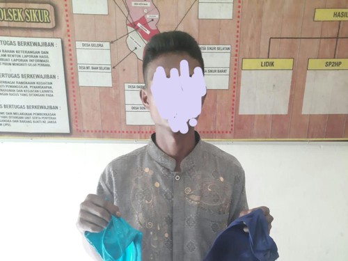 Pelaku MU saat menunjukkan barang bukti pakaian dalam yang dicurinya