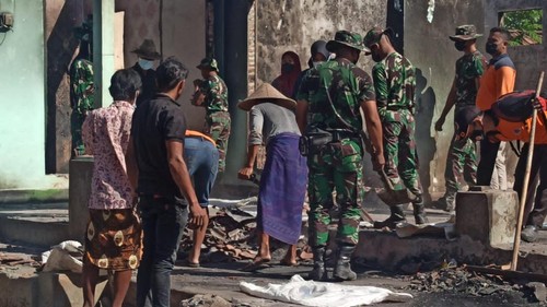Pemda Lombok Barat bersama TNI-POLRI dan warga gotong royong bersihkan enam rumah warga di Desa Mareje, Jumat (6/5/2022).
