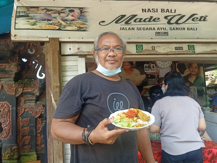 Pemilik Warung Nasi Bali Made Weti, Nyoman Sukadana (58) ketika menunjukkan Nasi Bali Made Weti pada Kamis (5/5/2022)
