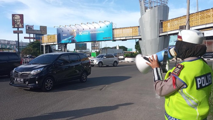 Pemobil diputar balik di GT Bekasi Barat (Fakhri-detikcom)