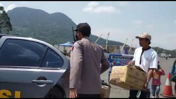 Pemudik yang diturunkan dari bus.