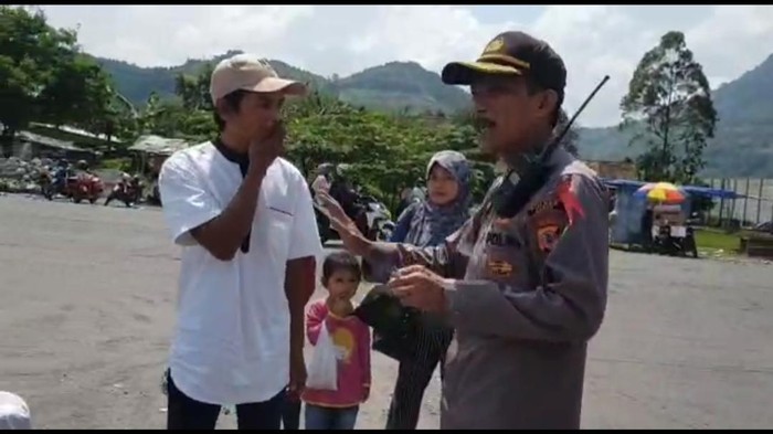 Pemudik yang diturunkan dari bus.