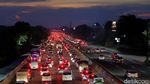 Penampakan Macet di Kedua Jalur One Way Tol Jakarta Cikampek