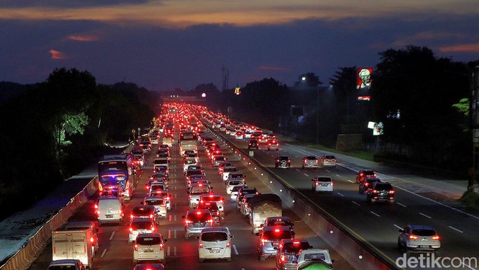 Pemudik terjebak kemacetan di KM 57 Tol Jakarta Cikampek, Karawang, Jawa Barat, Jumat (6/5/2022). Kebijakan one way arus balik dilakukan dari Tol Kalikangkung Km 414 hingga Km 47 Tol Jakarta-Cikampek sejak tadi siang. Lalu lintas di ruas Tol Cikampek terpantau padat sore ini.