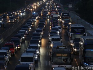 Tol Cikampek Km 62 Arah Jakarta Padat!