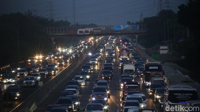 Penampakan Macet Dikedua Jalur One Way Tol Jakarta Cikampek Pemudik terjebak kemacetan di KM 57 Tol Jakarta Cikampek, Karawang, Jawa Barat, Jumat (6/5/2022). Kebijakan one way arus balik dilakukan dari Tol Kalikangkung Km 414 hingga Km 47 Tol Jakarta-Cikampek sejak tadi siang. Lalu lintas di ruas Tol Cikampek terpantau padat sore ini.
