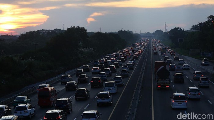 Pemudik terjebak kemacetan di KM 57 Tol Jakarta Cikampek, Karawang, Jawa Barat, Jumat (6/5/2022). Kebijakan one way arus balik dilakukan dari Tol Kalikangkung Km 414 hingga Km 47 Tol Jakarta-Cikampek sejak tadi siang. Lalu lintas di ruas Tol Cikampek terpantau padat sore ini.