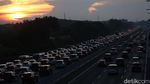 Penampakan Macet di Kedua Jalur One Way Tol Jakarta Cikampek