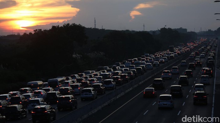 Pemudik terjebak kemacetan di KM 57 Tol Jakarta Cikampek, Karawang, Jawa Barat, Jumat (6/5/2022). Kebijakan one way arus balik dilakukan dari Tol Kalikangkung Km 414 hingga Km 47 Tol Jakarta-Cikampek sejak tadi siang. Lalu lintas di ruas Tol Cikampek terpantau padat sore ini.