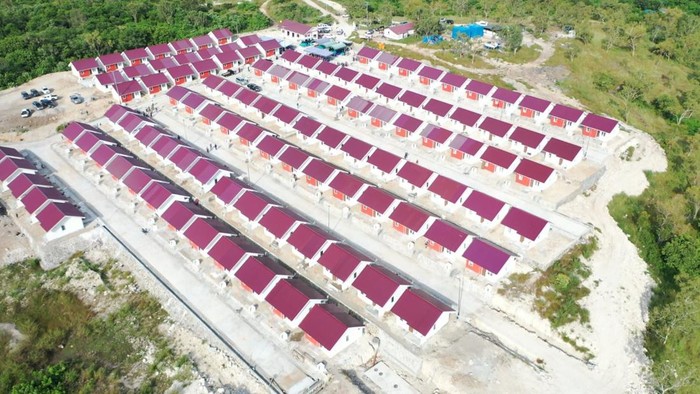 Penampakan Rumah Khusus Bantuan buat Korban Bencana Badai NTT Kementerian Pekerjaan Umum dan Perumahan Rakyat telah menyelesaikan ratusan unit rumah khusus untuk masyarakat terdampak bencana badai Siklon Tropis Seroja di Provinsi Nusa Tenggara Timur (NTT). Setiap rumah dibangun dengan tipe 36 dengan luas tanah 108 meter persegi dan telah di lengkapi dengan sanitasi komunal, jaringan air bersih, listrik, jalan lingkungan dan balai warga serta siap untuk dihuni.