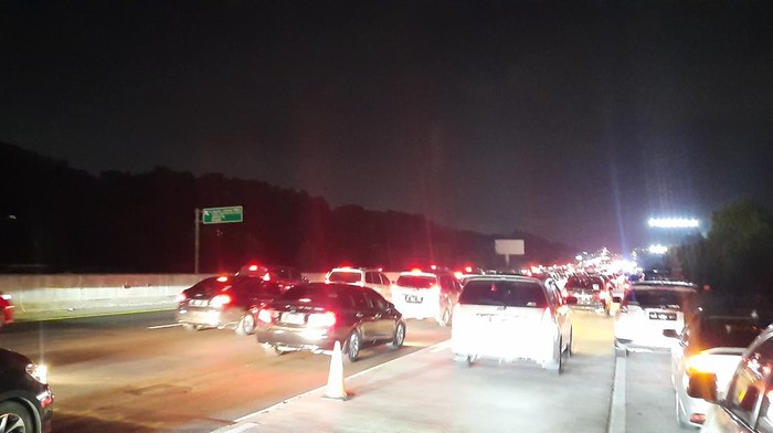 Pengemudi banyak berhenti di jalur kanan one way Km 48 Tol Japek