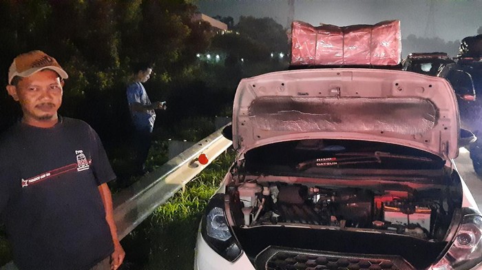 Pengemudi berhenti di bahu jalan Km 48 jalur kanan saat one way arah Jakarta malam ini