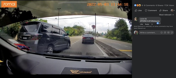 Pengendara MPV Mewah Potong Jalur