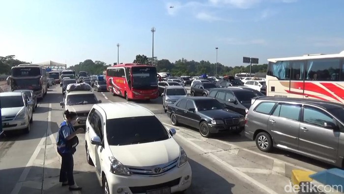 Penumpukan kendaraan di GT Cikatama