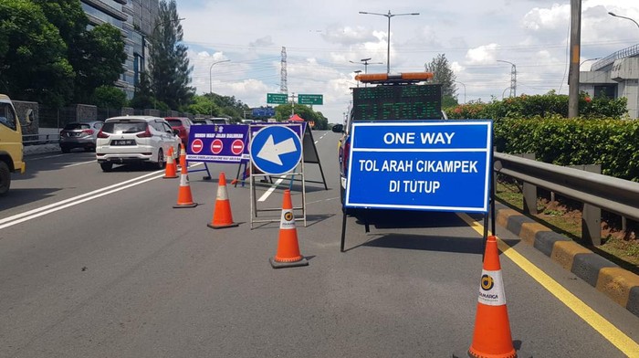 Penutupan jalan di Simpang Susun Cawang imbas one way ke Jakarta (Dok. Jasa Marga)