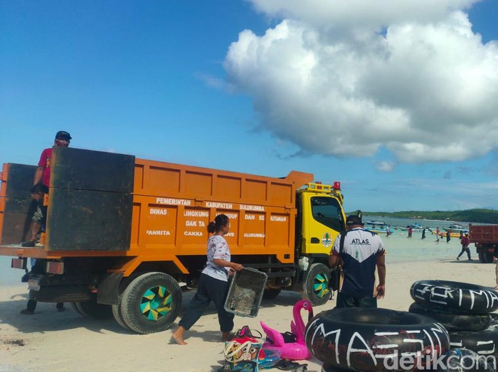 Petugas membersihkan sampah yang menggunung di Pantai Tanjung Bira, Bulukumba. (Hermawan/detikSulsel)