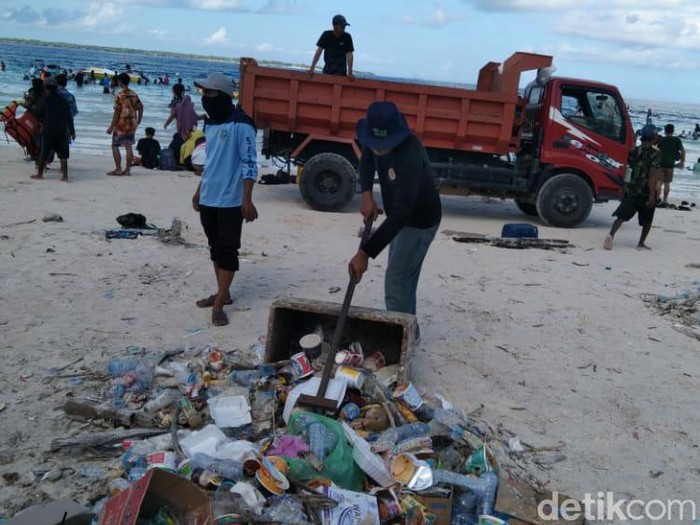 Petugas membersihkan sampah yang menggunung di Pantai Tanjung Bira, Bulukumba. (Hermawan/detikSulsel)